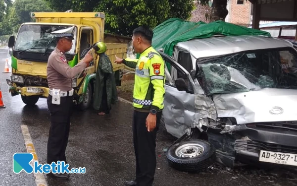 Thumbnail Berita - Hindari Pemotor, Truk Seruduk Grandmax di Pacitan: Empat Orang Selamat