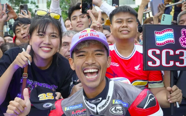 Thumbnail Hadir juga local hero Somkiat Chantra. Rider asal Thailand itu musim ini naik kelas ke MotoGP membela LCR Honda. Tahun lalu dia masih tampil di Moto2 sebagai rekan setim rider Indonesia Mario Suryo Aji di Honda Team Asia. (Foto: motogp.com)