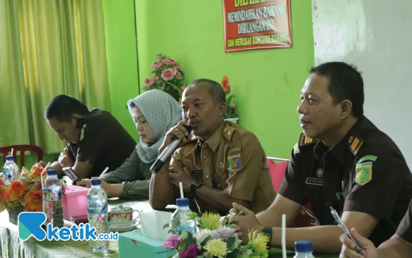 Thumbnail Berita - Program Jaksa Masuk Sekolah Kejati Lampung Sambangi SMAN 1 Way Jepara, Ajak Siswa 'Kenali Hukum Jauhi Hukuman'