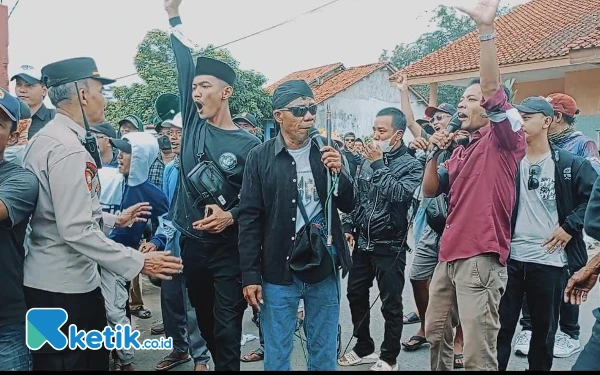 Thumbnail Segel Ruang Kerja Sekdes Kalisabuk Cilacap, Warga: Kami Muak Dibohongi Terus