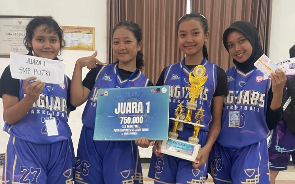 Thumbnail Berita - Yey! Tim Basket 3x3 SMP 1 Jatirogo Juara Ajang B'ance 2025 di Smansa Tuban