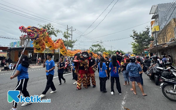 Thumbnail Berita - Meriahnya Cap Go Meh di Blitar, Kirab Barongsai Jadi Magnet Ribuan Warga