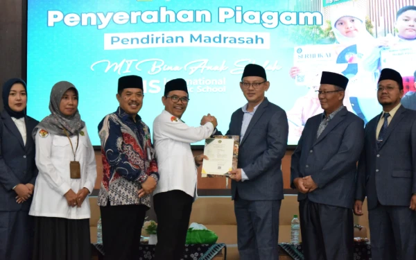 Thumbnail Berita - Serahkan IJOP MI BAS Tuban, Kapala Kanwil Kemenag Jatim: Madrasah Harus Bisa Bersaing di Kancah Internasional