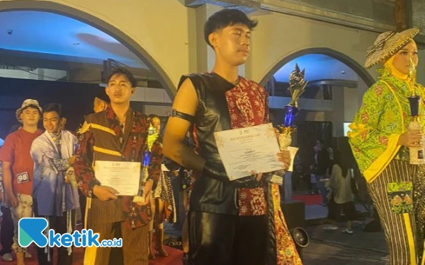 Thumbnail Berita - Ikuti Lomba Pesona Batik, SMKN 2 Trenggalek Panen Penghargaan