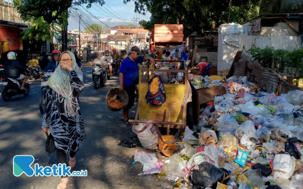 Thumbnail Berita - Sampah Busuk Menumpuk di Kota Malang, Buang Sampah Sembarangan Jadi Pemicunya