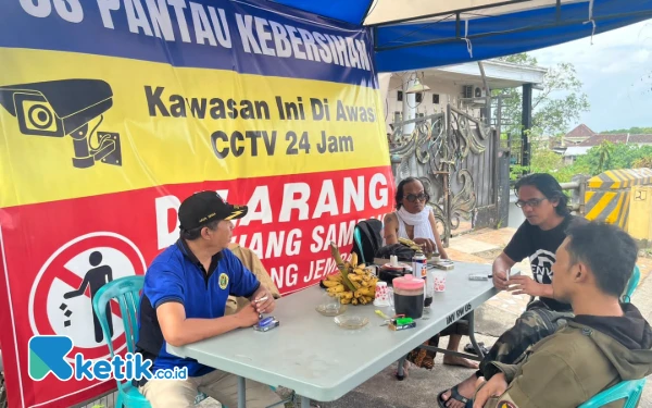 Thumbnail Berita - Warga Pergoki Dropping Sampah hingga 6 Pickup di Jembatan Gadang Kota Malang