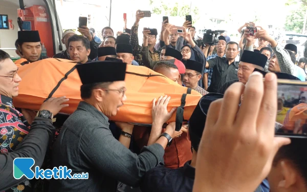 Thumbnail Berita - Tiba di Rumah Duka, Jenazah Renville Antonio Disambut Haru Para Tokoh