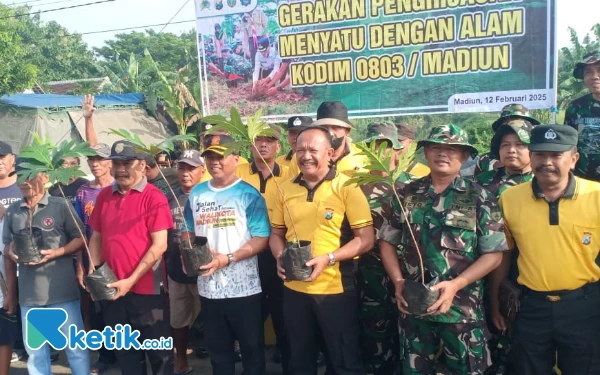 Thumbnail Berita - Sinergitas dengan Warga, TNI-Polri Tanam Pohon Guna Cegah Tanggul Jebol