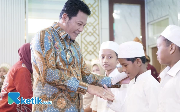 Foto Plt Bupati Sidoarjo Subandi memberikan santunan kepada anak-anak yatim saat peresmian GDT RSUD R.T. Notopuro Sidoarjo. (Foto: Dinas Kominfo Sidoarjo)