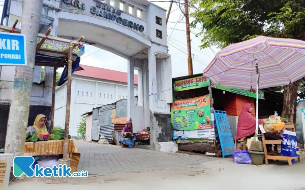 Thumbnail Berita - Jelang Ramadan, Pedagang Bunga Tabur Padati Gapura Makam Kanjeng Jimat Pacitan