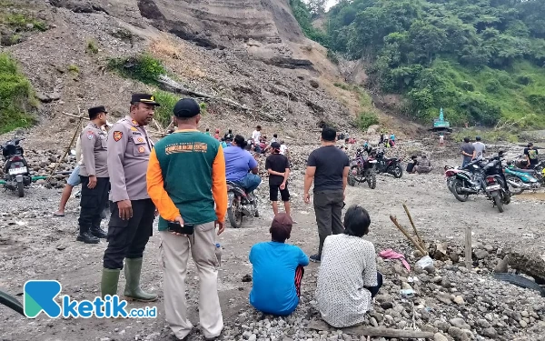 Thumbnail Berita - Dua Pencari Pasir Tertimbun Longsor di Sungai Kaliputih Kabupaten Blitar