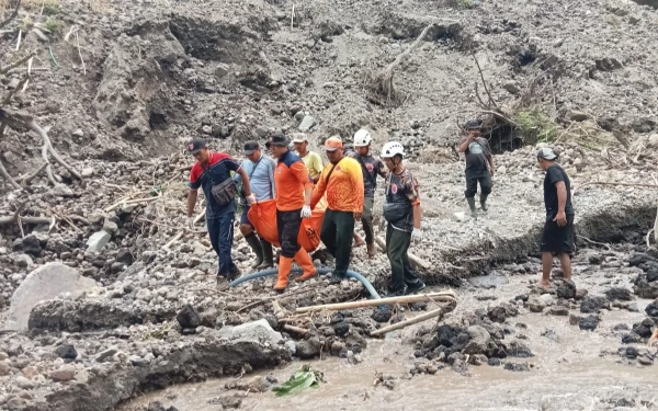 Thumbnail Berita - Satu dari Dua Korban Tebing Longsor di Garum Blitar Ditemukan