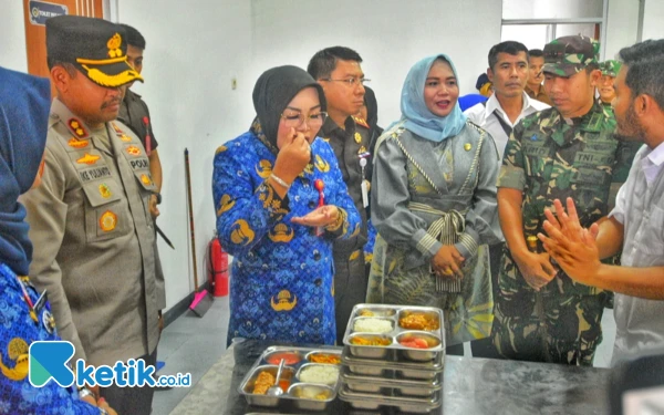 Thumbnail Berita - Pastikan Aman Dikonsumsi, Bupati Grobogan Cicipi Menu Masakan MBG Perdana