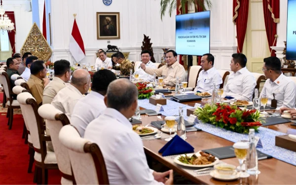 Thumbnail Berita - Suasana Ratas Prabowo Bersama Jajaran Kabinet Merah Putih Sambil Makan Siang