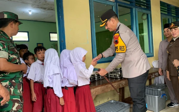 Thumbnail Berita - Dukung Pelaksanaan Program MBG, Kapolres Jepara Pastikan Pemenuhan Gizi Bagi Siswa