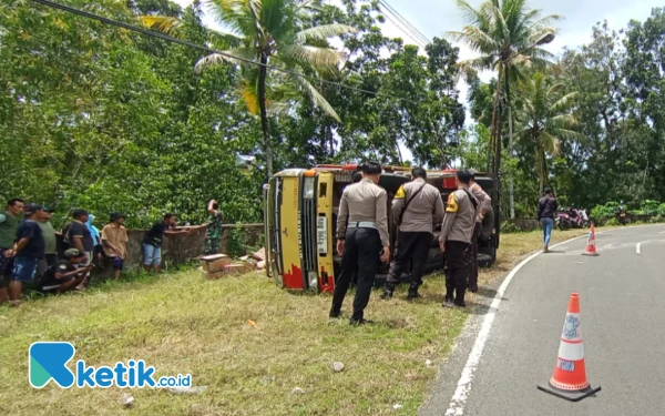 Thumbnail Berita - Truk Muat Sembako Terguling di Jalan Menurun Tajam Pacitan, Merugi Rp15 Juta