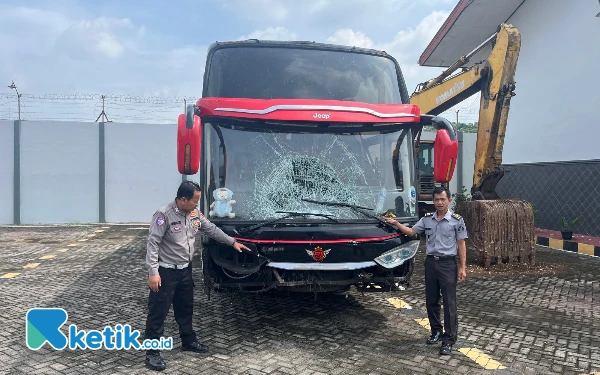 Thumbnail Berita - Bus Ugal-ugalan Terobos Lampu Merah di Blitar, Tabrak Pemotor Pasutri hingga Tewas