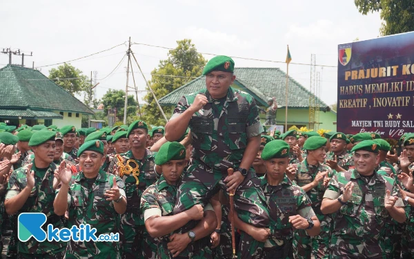 Thumbnail Berita - Danrem 081/DSJ Kunjungi Yonif 511, Tekankan Ketegasan Prajurit dan Larangan Judi serta Pinjol