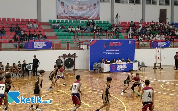 Foto Suasana keseruan pertandingan bola basket Bupati Malang Cup yang diselenggarakan Perbasi Kabupaten Malang. (Foto: Binar Gumilang/Ketika.co.id)