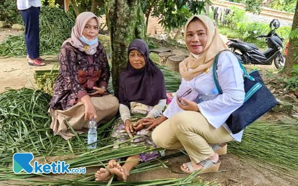 Foto Wakil Ketua DPRD Labuhanbatu dari partai Gerindra, Hj Maisyarah (kanan) saat menyambangi warga dalam satu kegiatan. (Foto: Hj Maisyarah for Ketik.co.id)