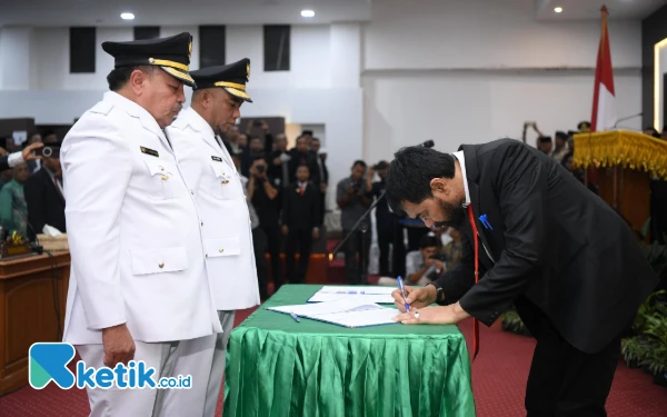 Foto Gubernur Aceh, Mualem menandatangani SK pelantikan Bupati dan Wakil Bupati Nagan Raya di Gedung DPRK Nagan Raya, Rabu, 19 Februari 2025. (Foto: Cutbang Ampon/Ketik.co.id)