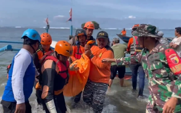 Thumbnail Berita - Pencari Ikan Tenggelam di Pantai Kondang Merak Malang Ditemukan Meninggal