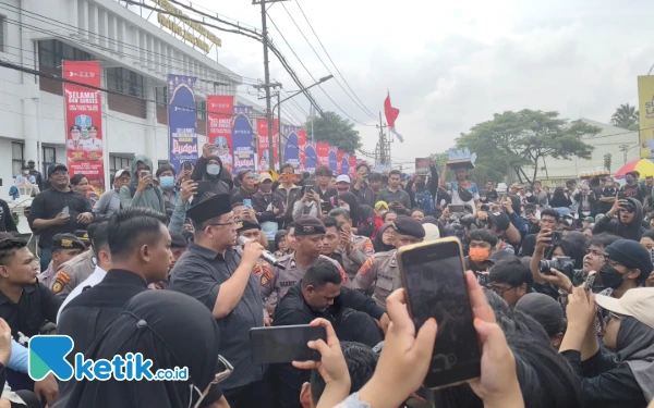 Thumbnail Berita - Demo Indonesia Gelap di DPRD Jatim, Sempat Ricuh Saat Ditemui 2 Politisi PDIP