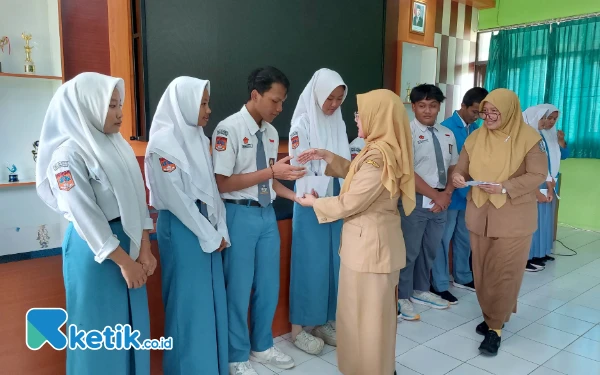 Thumbnail Berita - Inspiratif! Alumni SMAN 1 Karas Beri Beasiswa Jutaan Rupiah bagi Siswa Kurang Mampu dan Berprestasi