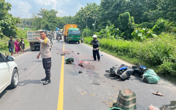 Thumbnail Berita - Kecelakaan Lalu Lintas di Panceng Gresik, Pengendara Motor Tewas Nabrak Dump Truk