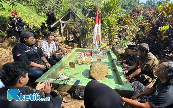 Thumbnail Berita - Refleksi Perjuangan Sang Pahlawan Nasional, Pegiat Budaya dan Mahasiswa Gelar Haul Ke-76 Tan Malaka di Kediri