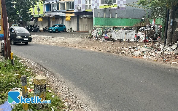 Thumbnail Berita - Sampah Bertebaran di Simpang Gajayana Malang, Warga Sering Buang di Luar Jam Operasional TPS