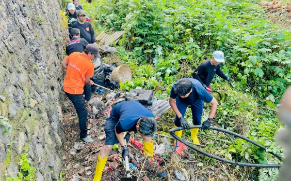 Thumbnail Berita - Gotong Royong Bersihkan Sungai, Grand Mercure Malang Mirama Gandeng Kelurahan Purwodadi dan Blimbing