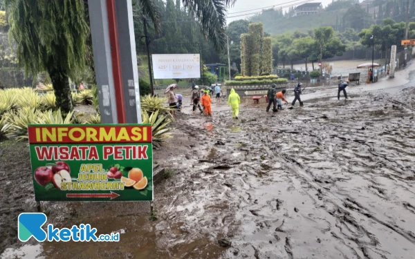 Thumbnail Berita - Diterjang Banjir, Akses Masuk Wisata Selecta Kota Batu Tertutup Lumpur