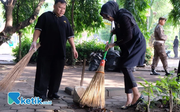Foto Wabup Mimik Idayana bekerja bakti Jihad Rawat Taman di Alun-Alun Sidoarjo. (Foto: Rahayu Kominfo Sidoarjo)