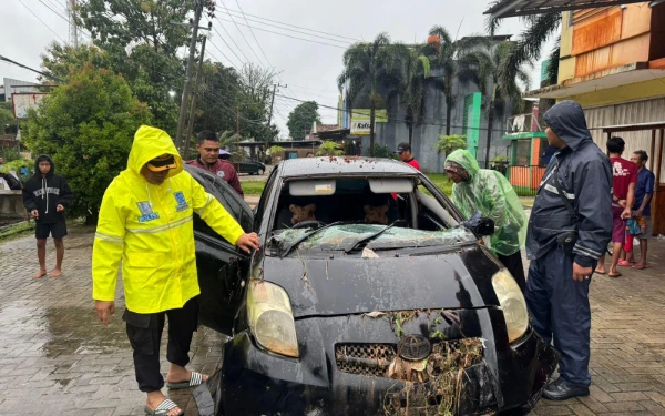 Thumbnail Berita - Banjir Maut di Lampung: Mobil Hanyut, Satu Orang Meninggal