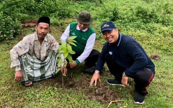 Thumbnail Berita - Peduli Lingkungan, IAA Pragaan Sumenep Tanam 100 Pohon