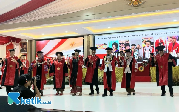 Thumbnail Berita - Meriah! Puluhan Profesor Karaoke Bersama di Wisuda Ke-130 Untag Surabaya