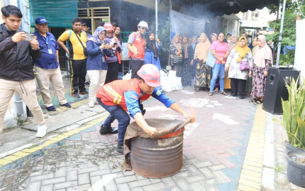 Thumbnail Berita - Cegah Kebakaran di Kawasan Padat Penduduk, Pelindo Regional 3 Latih Warga Gunakan APAR