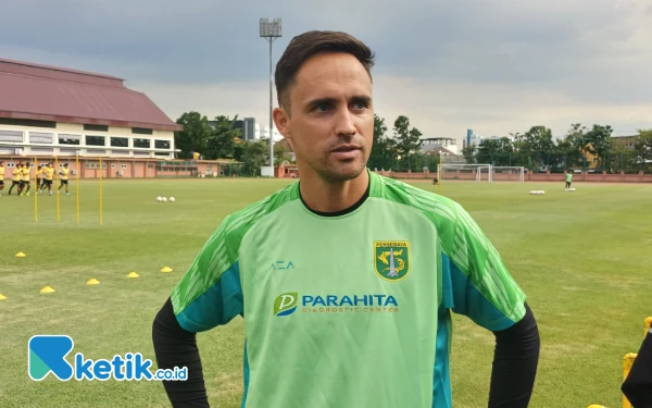 Thumbnail Berita - Laga Kontra Persib Jadi Penentu Nasibnya di Persebaya, Paul Munster Pilih Fokus