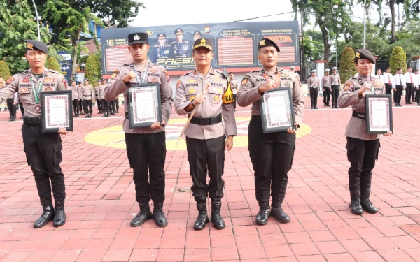 Thumbnail Berita - Kapolres Gresik Pimpin Sertijab PJU dan Beri Penghargaan 4 Personel Berprestasi