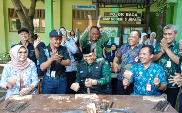 Thumbnail Berita - Pelatihan Ukir Yayasan Peluk Jepara, Gus Hajar Usulkan Seni Ukir Jadi Pelajaran Wajib di Sekolah