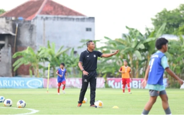 Thumbnail Berita - Profil Bejo Sugiantoro, Legenda Persebaya dan Timnas Indonesia