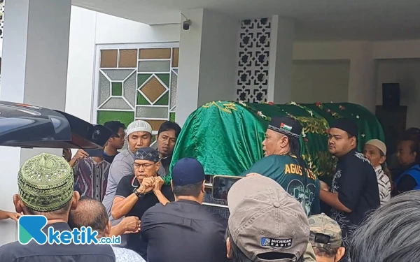 Thumbnail Berita - Puluhan Bonek dan Delta Mania Antarkan Jenazah Bejo Sugiantoro ke TPU Geluran