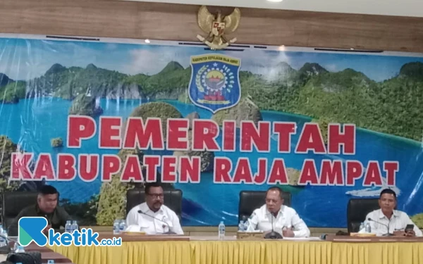 Thumbnail Berita - Sekda Yusuf Salim Pimpinan Rapat Persiapan Penjemputan Bupati dan Wabup Raja Ampat