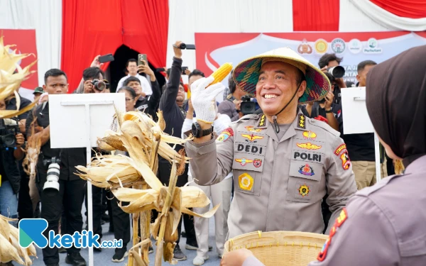 Thumbnail Berita - Irwasum Polri Bareng Wamentan Pimpin Panen Jagung Serentak di Madiun