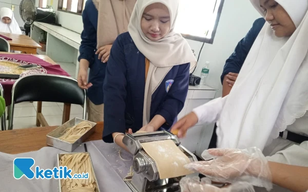 Thumbnail Berita - Workshop Pengolahan Bahan Lokal di SMAN 1 Gondangwetan, Siswa DT Dilatih Buat Mie Mokaf