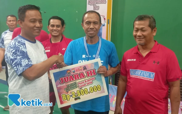 Foto Wadirreskrimum Polda Jatim AKBP Suryono menyerahkan hadiah kepada Direktur Bisnis dan Event Ketik.co.id Sumarno. (Foto: Ketik.co.id)