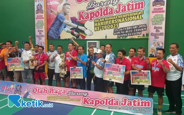 Foto Para pemenang Turnamen Bulu Tangkis Antar-Media Piala Kapolda Jatim 2025. (Foto: Ketik.co.id)