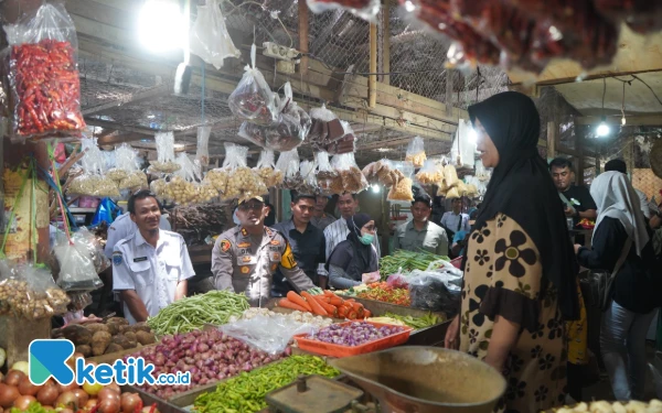 Thumbnail Berita - Kapolres Probolinggo Kota Sidak Harga Pangan di Pasar Baru, Ini Temuannya