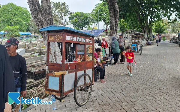 Thumbnail Berita - Megengan: TPU Ngagel Rejo Ramai Peziarah, Pedagang Raup Rezeki Jelang Ramadhan